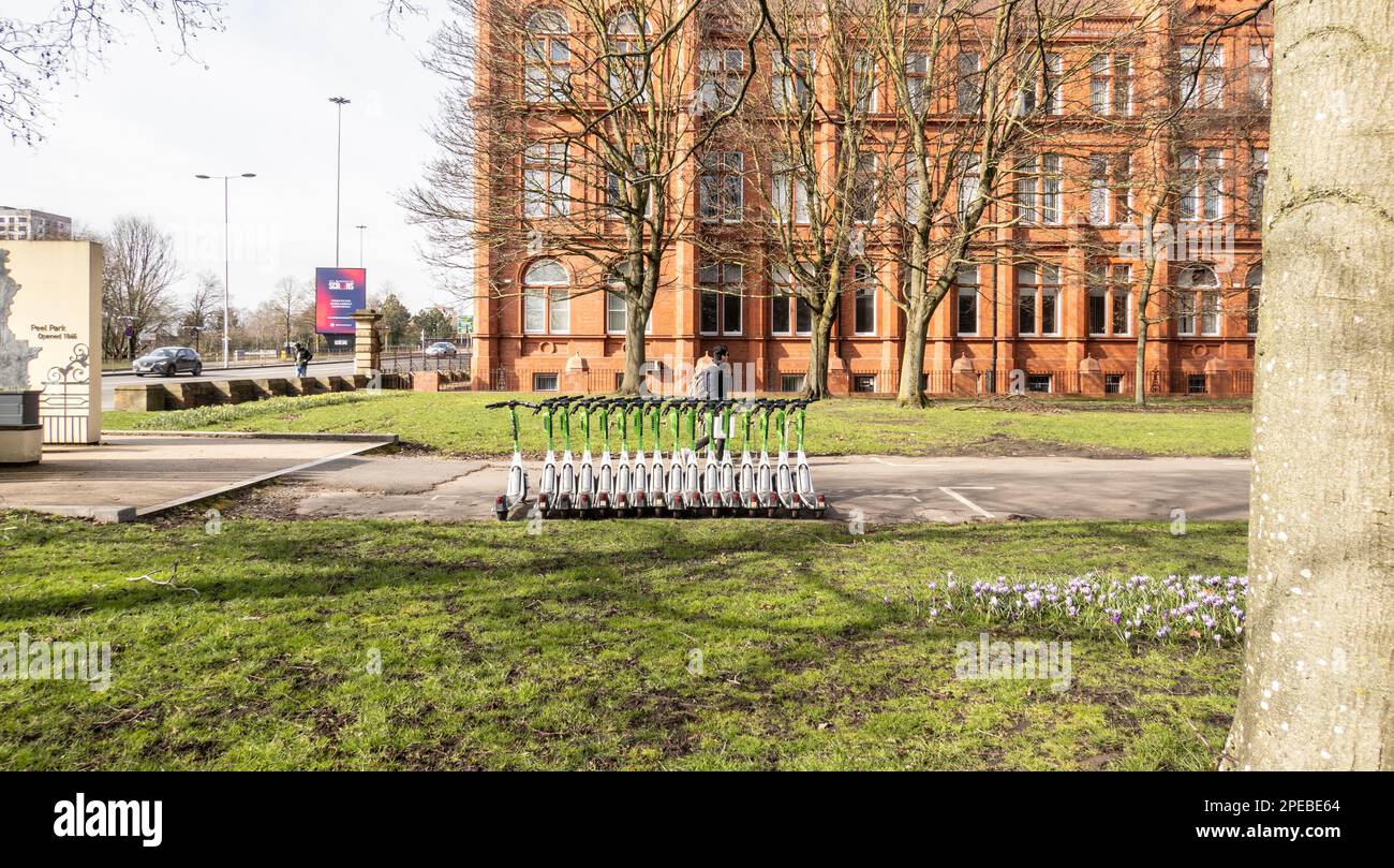 Salford, Manchester, royaume-uni, le 11 mars 2023, des e-trottinettes garées ensemble au musée et à la galerie d'art de salford, transport urbain vert Banque D'Images