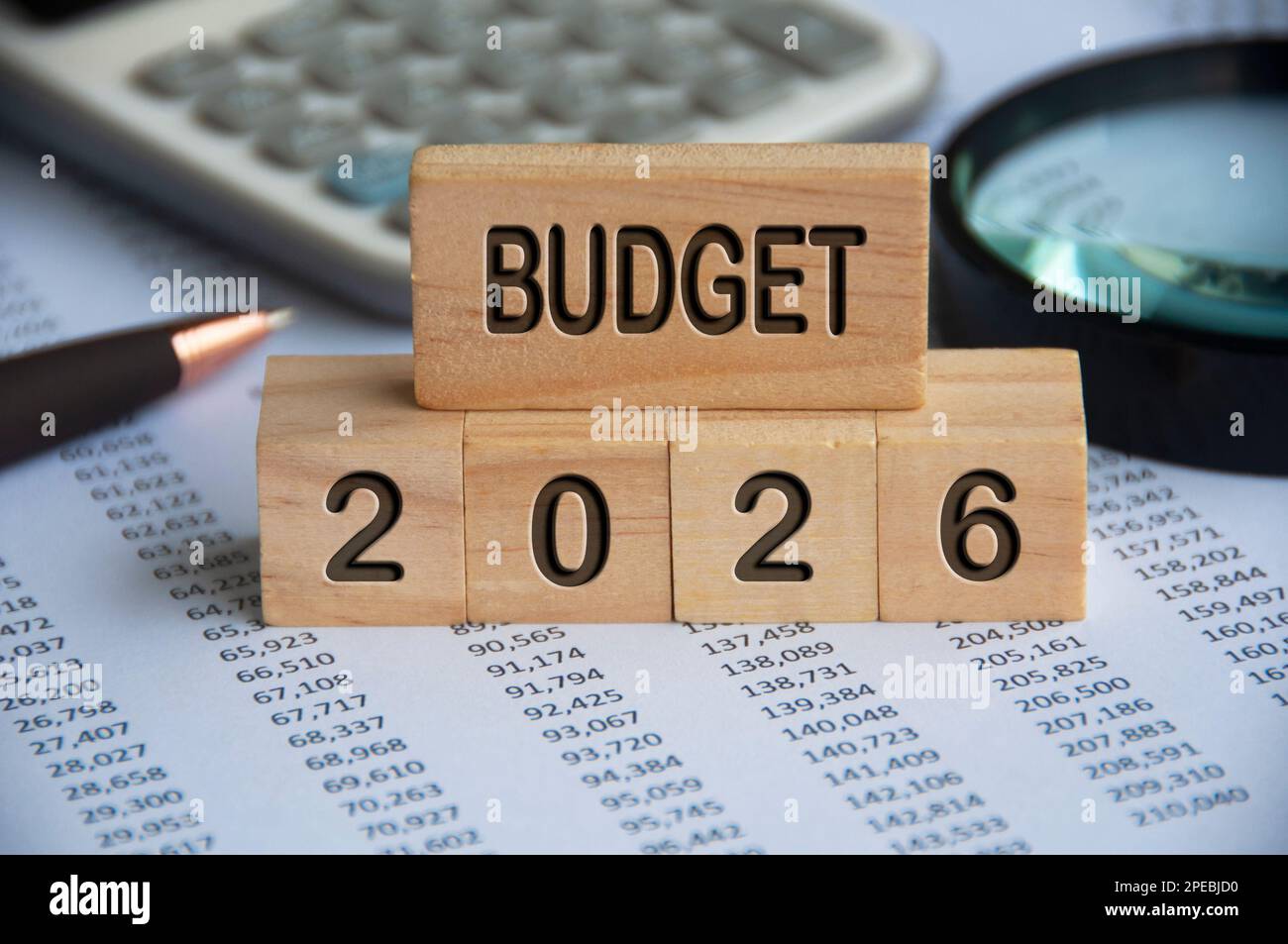Budget 2026 texte sur les blocs de bois avec analyse des données et contexte du concept de bureau. Concept de budgétisation. Banque D'Images