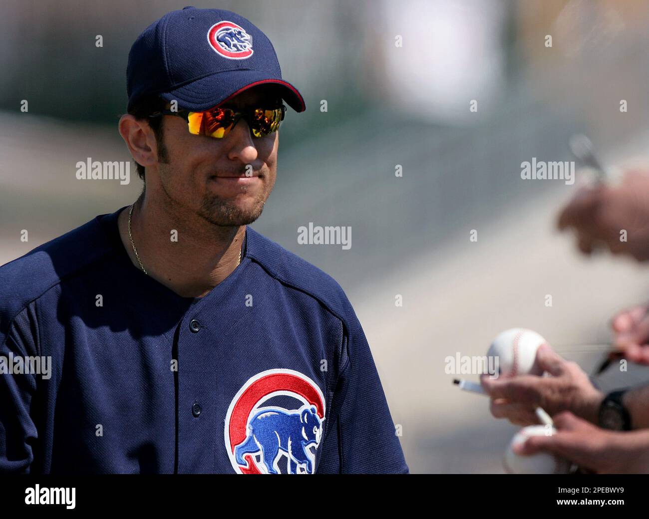 Chicago Cubs shortstop Nomar Garciaparra greets fans as he signs autographs along the right field wall after playing in an intrasquad game Wednesday, March 2, 2005, at HoHoKam Park in Mesa, Ariz. (AP Photo/Paul Connors) Banque D'Images
