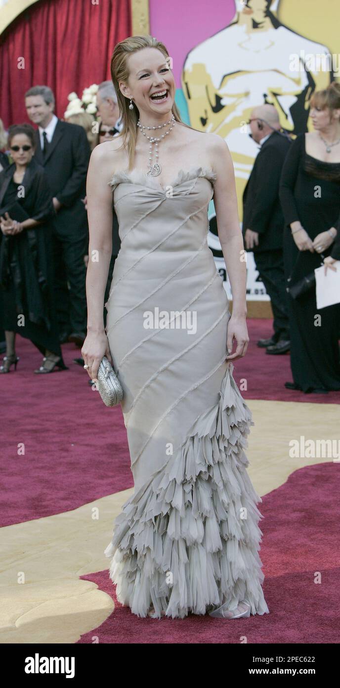 Laura Linney, in J. Mendel, arrives for the 77th Academy Awards Sunday, Feb. 27, 2005, in Los Angeles. Linney is nominated for an Oscar for best actress in a supporting role for her work in "Kinsey." (AP Photo/Amy Sancetta) Banque D'Images