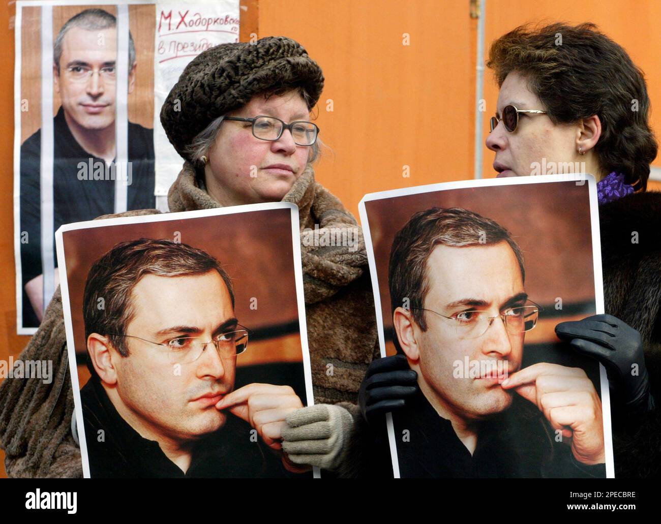 Supporters of Russian oil giant Yukos former CEO Mikhail Khodorkovsky hold his portrait as they stand in front of a court, Moscow, Friday, Feb. 25, 2005. Khodorkovsky on Friday told the court trying him for fraud and extortion that he was completely innocent. (AP Photo/Mikhail Metzel) Banque D'Images