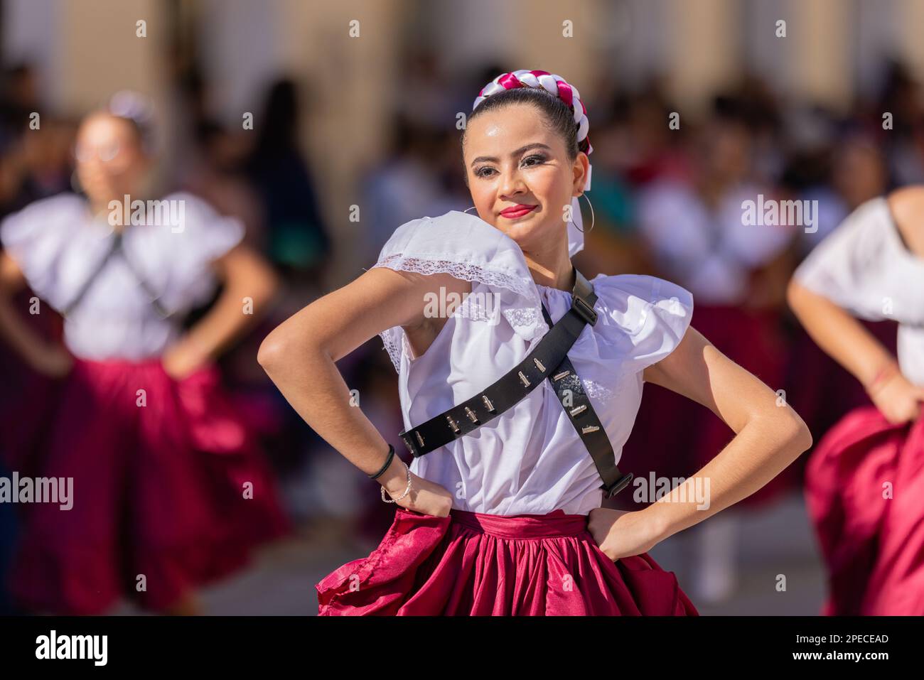 Matamoros, Tamaulipas, Mexique - 26 novembre 2022: Le Desfile del 20 de Noviembre, danseur portant des vêtements traditionnels, habillez comme adelita, performance Banque D'Images