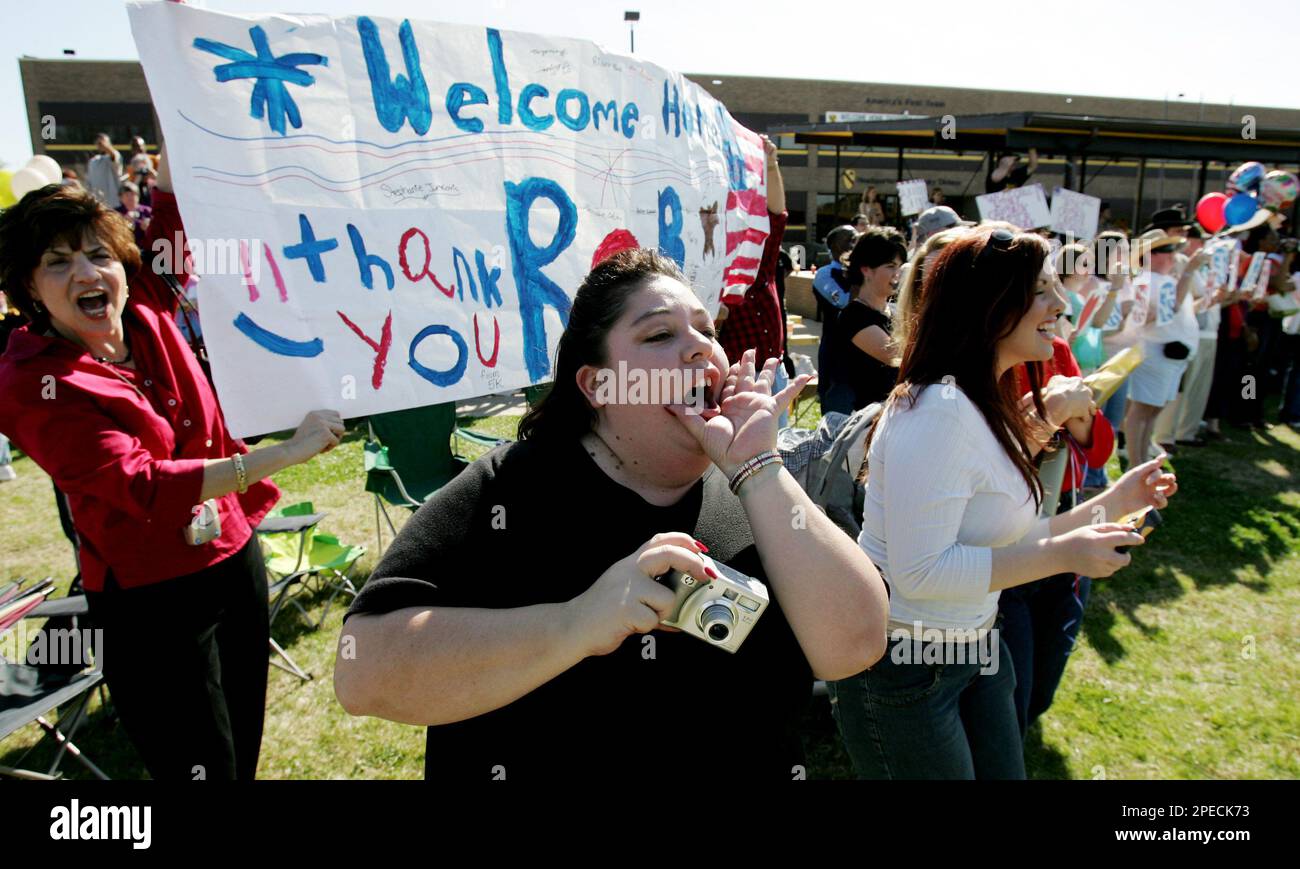Family and friends cheer for members of the 1st Cavalry Division returning to Fort Hood, Texas, Monday, Feb. 21, 2005, after a 14-month tour in Iraq. (AP Photo/Eric Gay) Banque D'Images
