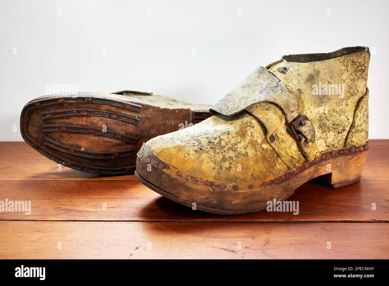 Bottes de ferme à ongles vers WW1, avec moule et semelles en bois Banque D'Images