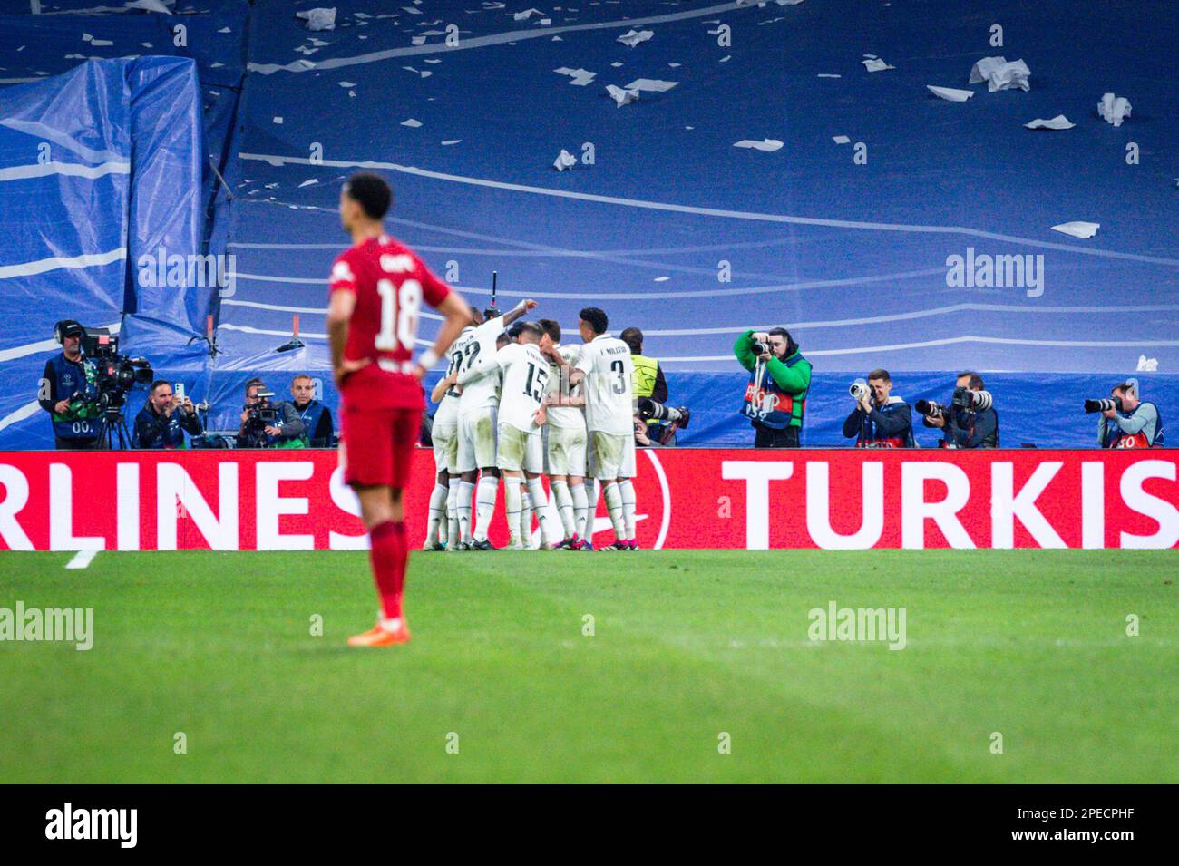 Madrid, Madrid, Espagne. 15th mars 2023. L'équipe du Real Madrid célèbre le but lors du match de football entre le Real Madrid et Liverpool, valable pour la deuxième partie de la manche du 16 de la Ligue de l'UEFA ChampionÃs célébrée à Madrid, en Espagne, au stade Bernabeu le mercredi 15 mars 2023 (Credit image: © Alberto Gardin/ZUMA Press Wire) USAGE ÉDITORIAL SEULEMENT! Non destiné À un usage commercial ! Crédit : ZUMA Press, Inc./Alay Live News Banque D'Images