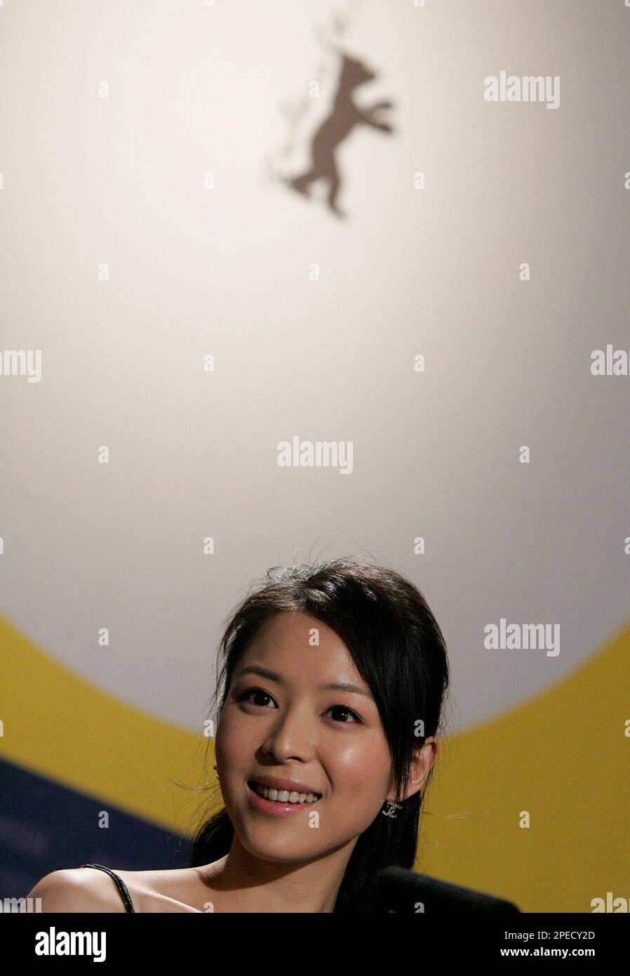 Die chinesische Schauspielerin Zhang Jingchu auf einer Pressekonferenz ...