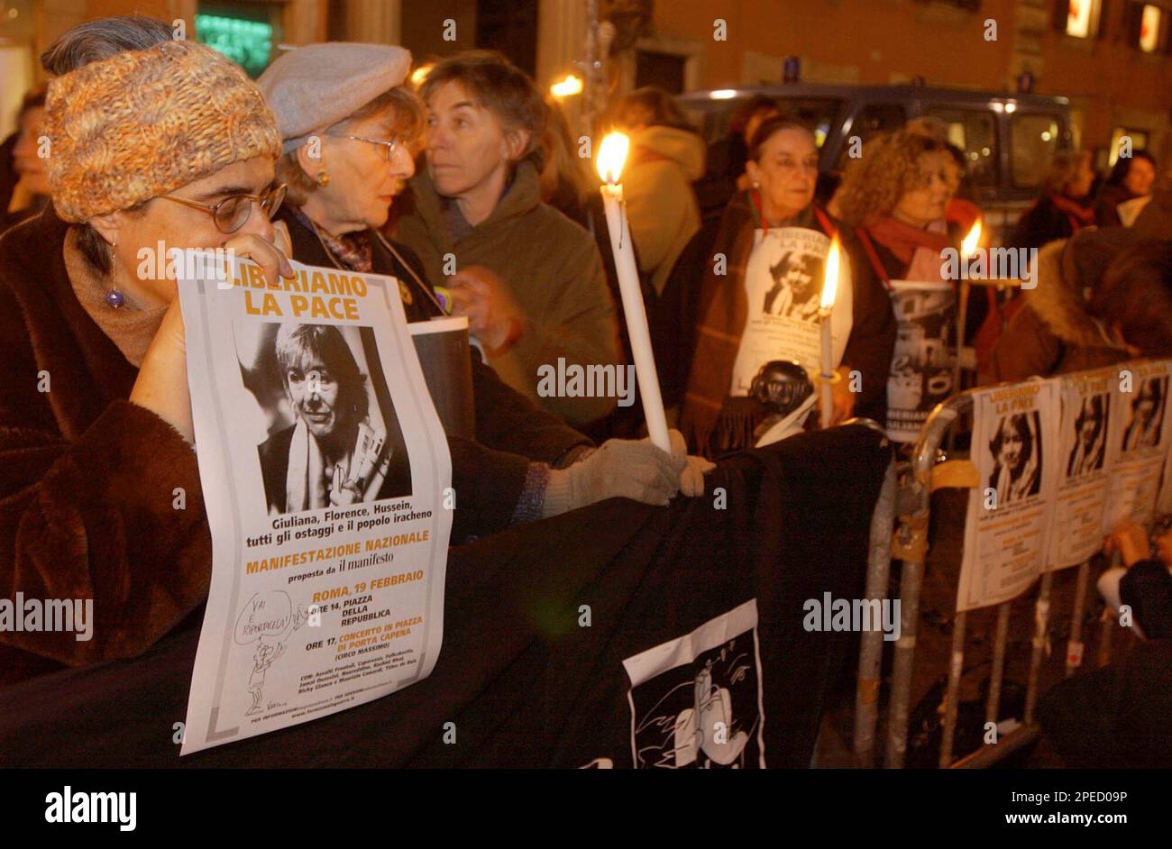 Women hold candles and pictures of "Il Manifesto" journalist Giuliana Sgrena, abducted in Iraq on Feb. 4th, during a vigil by the International House of Women, outside Palazzo Chigi premier's office, in Rome, Thursday Feb. 17, 2005. A video showing Sgrena speaking in Italian and French was aired by networks Wednesday, after it was delivered anonymously to APTN Associated Press Television News. (AP Photo/Corrado Giambalvo) Banque D'Images