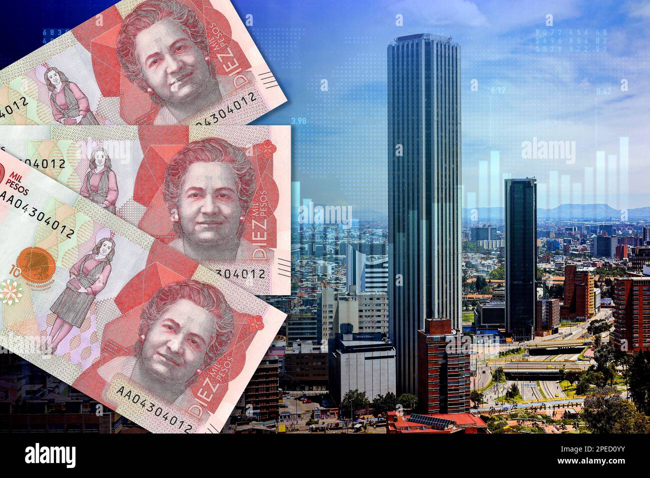 Billets de 10 000 pesos colombiens en espèces, indicateurs boursiers et vue panoramique de la ville de Bogotá (argent, affaires, inflation, succès, crise) Banque D'Images