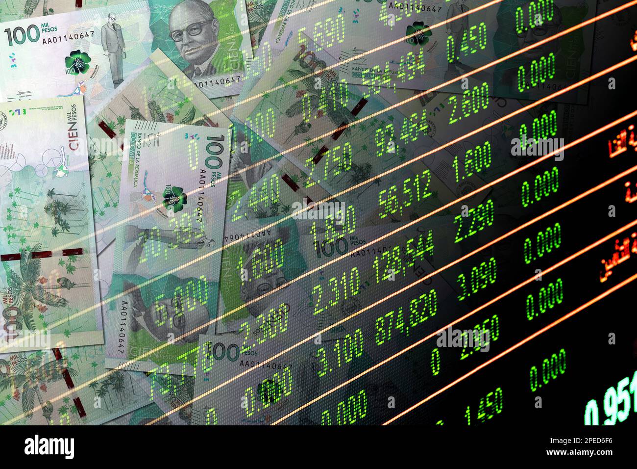 Des factures de 100 000 pesos colombiens en espèces et indicateurs boursiers (monnaie, affaires, inflation, économie, crise, succès, marchés) Banque D'Images