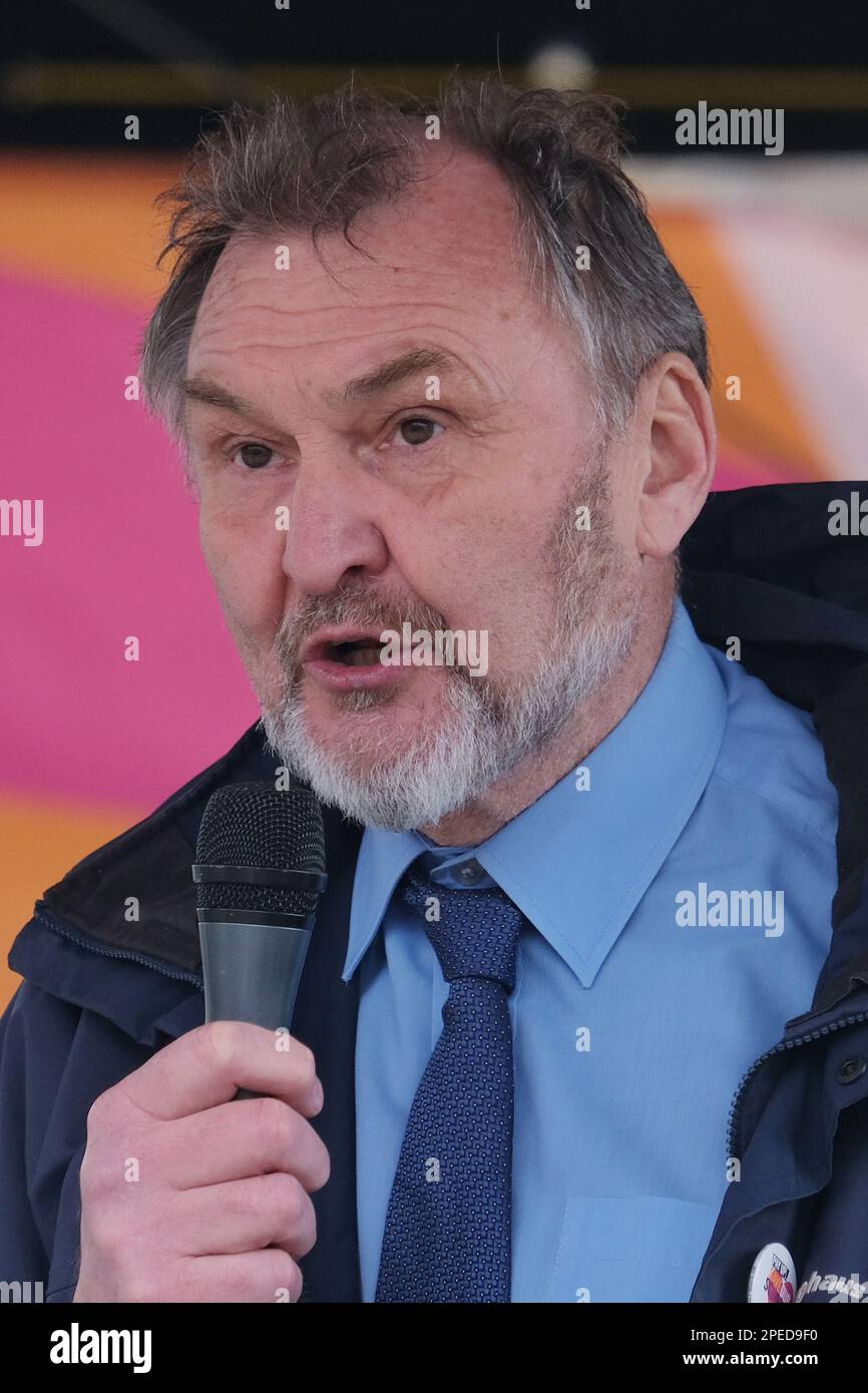 Londres, Royaume-Uni. 15th mars 2023. Kevin Courtney, secrétaire général conjoint du Syndicat national de l'éducation (NEU). Des milliers d'enseignants en grève, rejoints par le personnel de l'université, les fonctionnaires, les médecins subalternes et d'autres travailleurs prenant des mesures non dustriales ont défilé dans le centre de Londres, pour terminer par un rassemblement à Trafalgar Square. Les membres du Syndicat national de l'éducation sont en grève pour une augmentation de salaire supérieure à l'inflation et des conditions de travail améliorées, les enseignants comptant parmi les 700 000 travailleurs qui sortent aujourd'hui. Crédit : onzième heure Photographie/Alamy Live News Banque D'Images