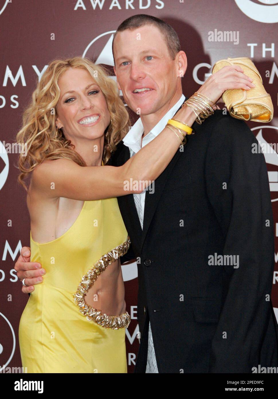 Nominee Sheryl Crow, left, and Lance Armstrong arrive at the 47th Annual Grammy Awards Sunday, Feb. 13, 2005, at the Staples Center in Los Angeles, where they will be presenters for the show. (AP Photo/Mark J. Terrill) Banque D'Images