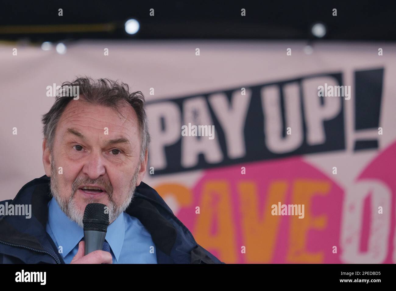 Londres, Royaume-Uni. 15th mars 2023. Kevin Courtney, secrétaire général conjoint du Syndicat national de l'éducation (NEU). Des milliers d'enseignants en grève, rejoints par le personnel de l'université, les fonctionnaires, les médecins subalternes et d'autres travailleurs prenant des mesures non dustriales ont défilé dans le centre de Londres, pour terminer par un rassemblement à Trafalgar Square. Les membres du Syndicat national de l'éducation sont en grève pour une augmentation de salaire supérieure à l'inflation et des conditions de travail améliorées, les enseignants comptant parmi les 700 000 travailleurs qui sortent aujourd'hui. Crédit : onzième heure Photographie/Alamy Live News Banque D'Images