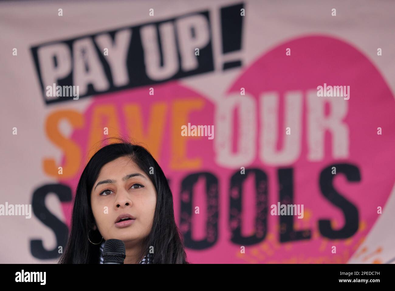 Londres, Royaume-Uni. 15th mars 2023. Le député de Coventry Sud, Zarah Sultana, s'adresse au rassemblement Save Our Schools. Des milliers d'enseignants en grève, rejoints par le personnel de l'université, les fonctionnaires, les médecins subalternes et d'autres travailleurs prenant des mesures non dustriales ont défilé dans le centre de Londres, pour terminer par un rassemblement à Trafalgar Square. Les membres du Syndicat national de l'éducation sont en grève pour une augmentation de salaire supérieure à l'inflation et des conditions de travail améliorées, les enseignants comptant parmi les 700 000 travailleurs qui sortent aujourd'hui. Crédit : onzième heure Photographie/Alamy Live News Banque D'Images