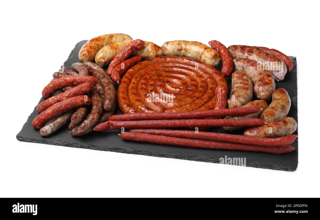 Différentes saucisses délicieuses sur fond blanc. Assortiment de bières en-cas Banque D'Images
