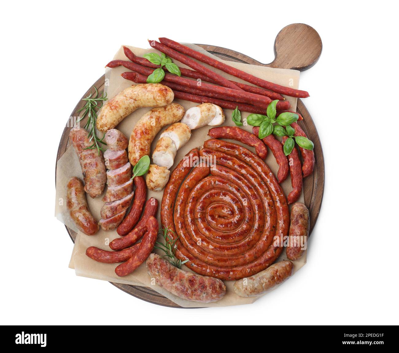 Différentes saucisses délicieuses aux herbes sur fond blanc, vue de dessus. Assortiment de bières en-cas Banque D'Images