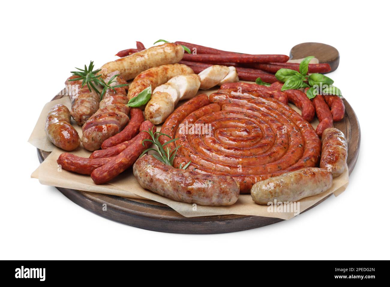Différentes saucisses délicieuses aux herbes sur fond blanc. Assortiment de bières en-cas Banque D'Images