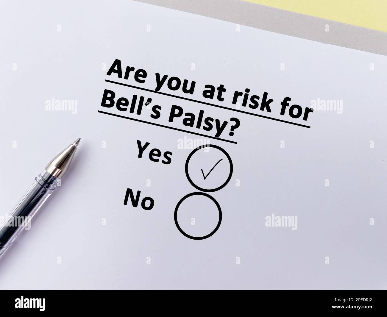 Une personne répond à une question sur la maladie d'ORL. Il risque de souffrir de la paralysie de Bell. Banque D'Images Une personne répond à une question sur la maladie d'ORL. Il risque de souffrir de la paralysie de Bell. Banque D'Images