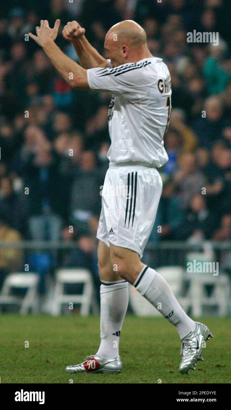 Real Madrid's Danish player Thomas Gravesen celebrates after scoring his first goal for the club during a Spanish league soccer match in the Bernabeu stadium in Madrid Saturday Feb. 5, 2005. Real Madrid won the game 4-0. (AP Photo/Enrique Alonso) ** EFE OUT ** Banque D'Images