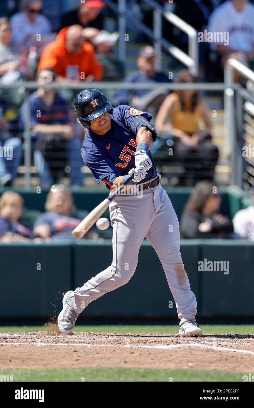 15 mars 2023, North Port FL États-Unis; Houston Astros infielder Chad Stevens (84) double le champ gauche et obtient des scores plus élevés que Jordan Brewer (98) pendant an Banque D'Images