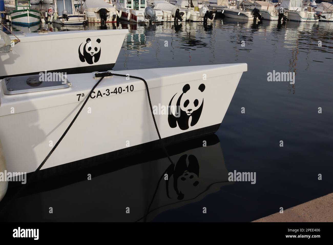 Les coques du catamaran "Sun 21" qui a traversé avec succès l'Atlantique à l'aide de l'énergie solaire, a fait don à WWF Adena/Madrid et a rebaptisé "WWF Solar". Banque D'Images