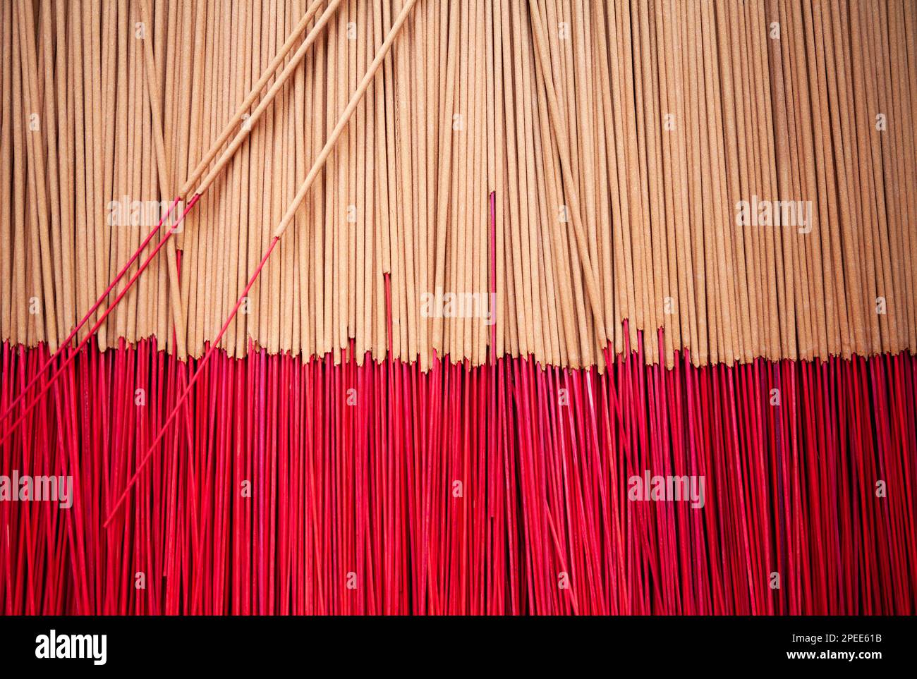 Beaucoup de bâtons d'encens préparés pour des offrandes religieuses dans un temple bouddhiste asiatique. De nombreux bâtonnets aromatiques pour brûler et créer une atmosphère agréable Banque D'Images