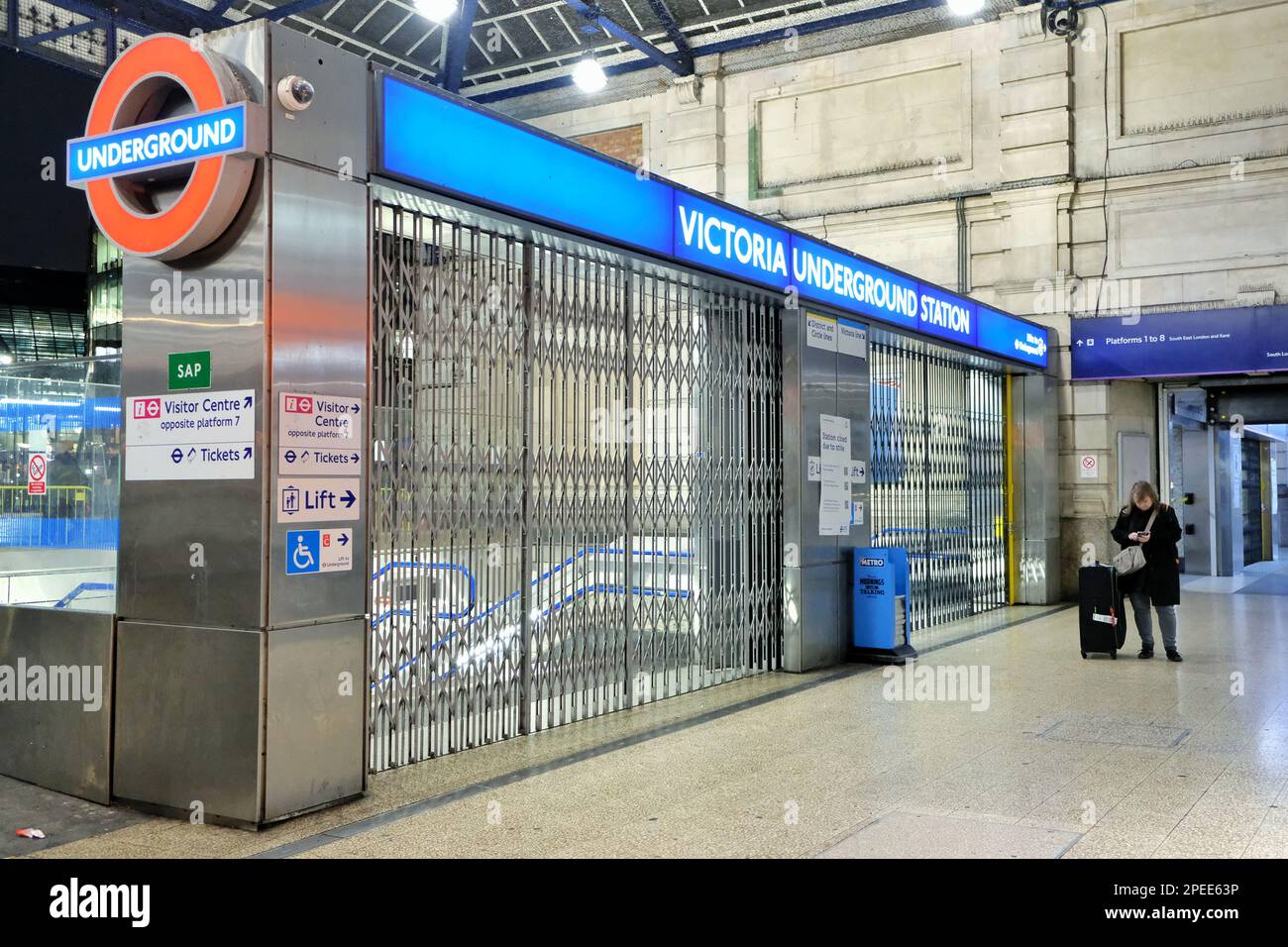 Londres, Royaume-Uni. 15th mars 2023. Un passager confus prévoit un autre itinéraire après la fermeture de la station de métro Victoria. Grève de 24 heures des membres des syndicats Aslef et RMT, fermeture des services de métro TfL (Closed-down transport for London's), entraînant un effet de frappe en raison d'une augmentation de la congestion routière, avec également un surpeuplement des bus et des trains terrestres. Crédit : onzième heure Photographie/Alamy Live News Banque D'Images