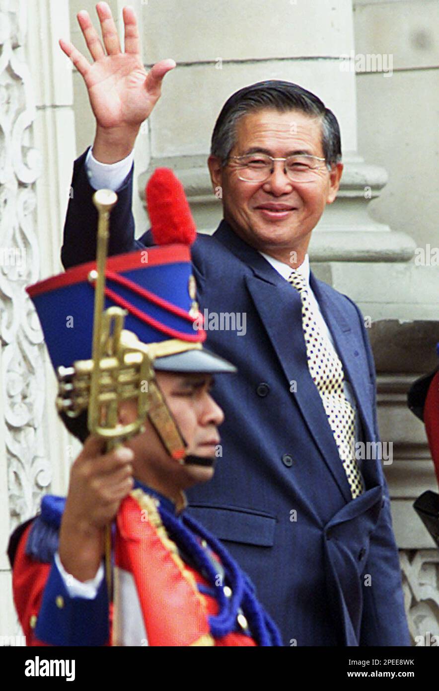 President Alberto Fujimori greets reporters at the government palace in Lima, Peru, in this July 18, 2000 photo. Peru will appeal to the International Court of Justice in The Hague to extradite former President Alberto Fujimori from Japan to face criminal charges, Foreign Minister Manuel Rodriguez said, Tuesday, Feb. 1, 2005. (AP Photo/Silvia Izquierdo) **EFE OUT** Banque D'Images