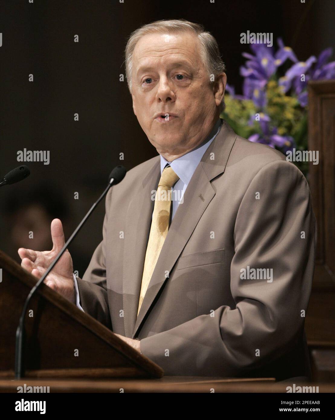 Tennessee Gov. Phil Bredesen delivers his State of the State address to a joint session of the Legislature Monday, Jan. 31, 2005, in Nashville, Tenn. For the second year in a row, Bredesen proposed giving more money to education, sending roughly 30 percent of the $325 million in available new money to schools and teachers. (AP Photo/Mark Humphrey) Banque D'Images