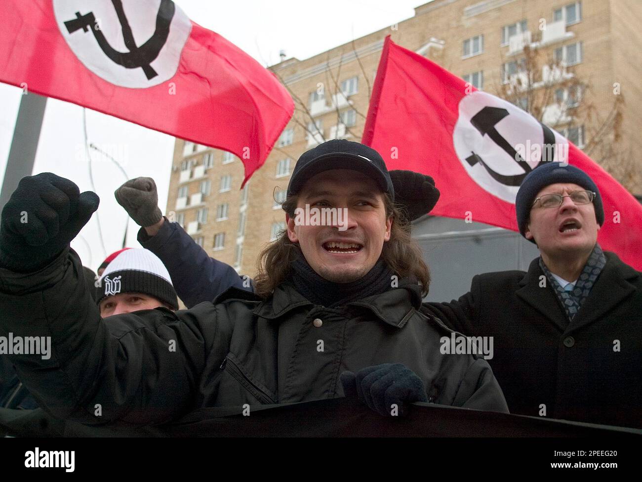 Members of the National-Bolshevik party, hold flags of their party and shout at a rally in Moscow, Saturday, Jan. 29, 2005. The Moscow headquarters of this extremist political organization were attacked by dozens of assailants Saturday morning. The National-Bolshevik party opposes the Kremlin and has sharply criticized an unpopular law replacing benefits with cash payments for millions of Russians. (AP Photo/Sergey Ponomarev) Banque D'Images