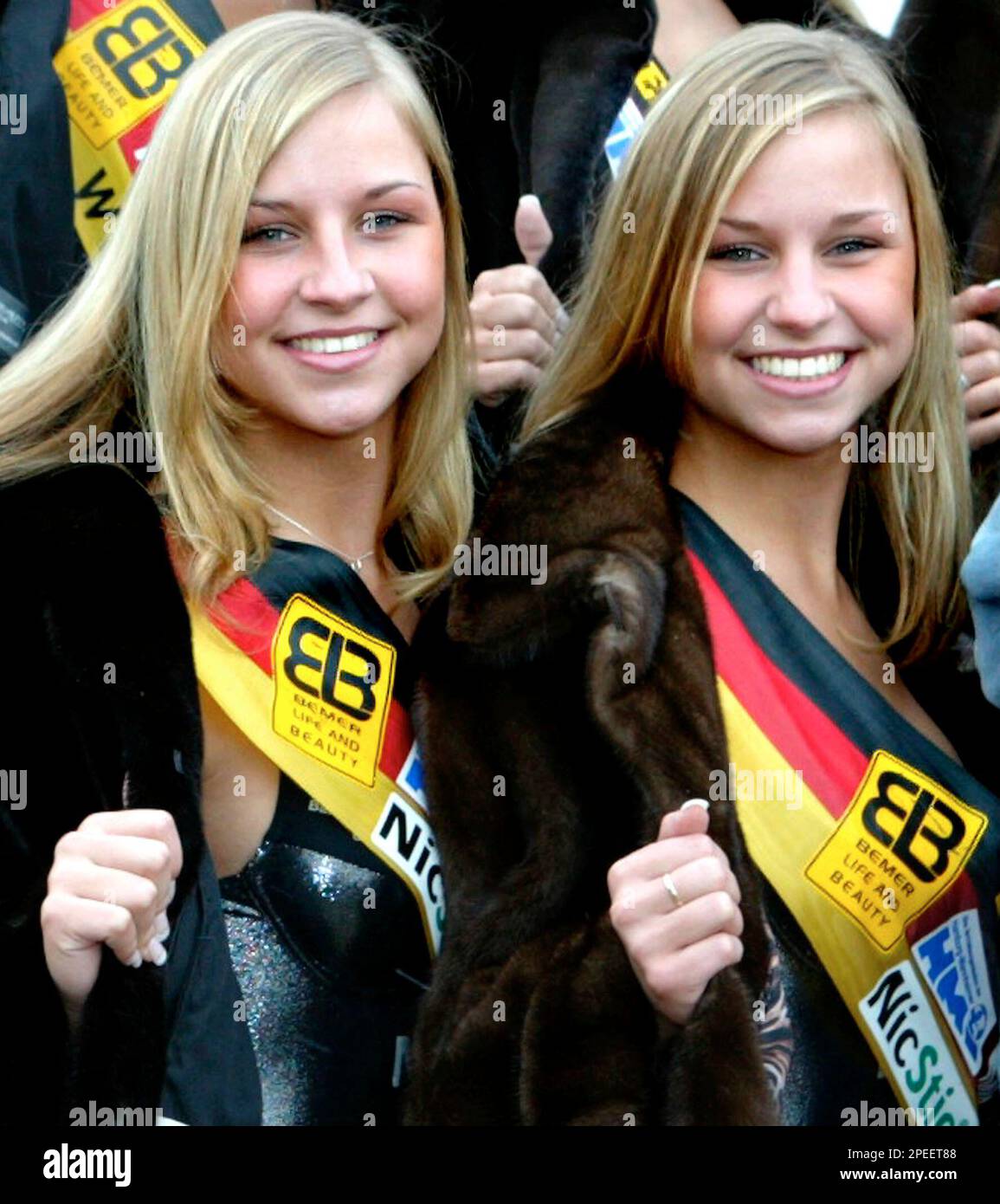 Die 17-jaehrigen eineiigen Zwillinge Judith, links, und Edith ...