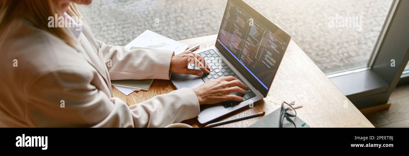 Femme indépendante de programme travaillant sur ordinateur portable tout en étant assise dans un café. Données correctes Banque D'Images