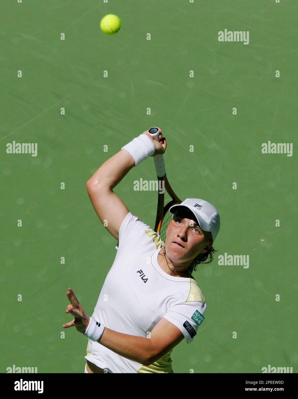 Russia's Svetlana Kuznetsova, fifth seed, serves to Maria Sharapova, of Russia, fourth seed, during their womens singles quarterfinal match on Rod Laver Arena at the Australian Open at Melbourne Park, Melbourne, Australia, Tuesday, Jan. 25, 2005. (AP Photo/Mark Baker) Banque D'Images