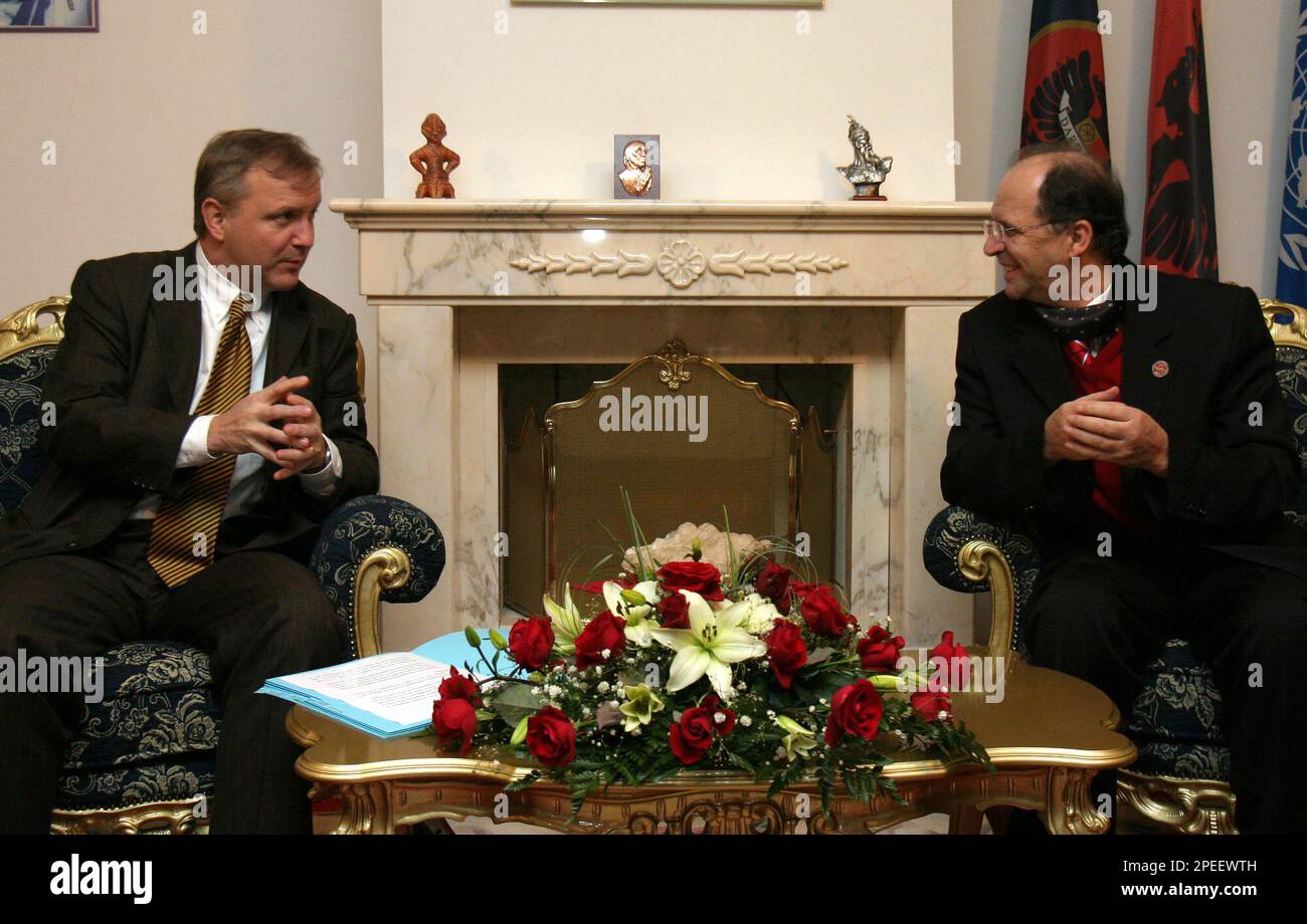 EU's Enlargement Commissioner Olli Rehn, left, meets with Kosovo's president Ibrahim Rugova in Kosovo's capital Pristina on Monday, Jan. 24, 2005. The European Union's top enlargement official said Monday the body intends to discuss Kosovo's future with U.S. president George W. Bush during his February stop in Europe. (AP Photo/ Visar Kryeziu) Banque D'Images