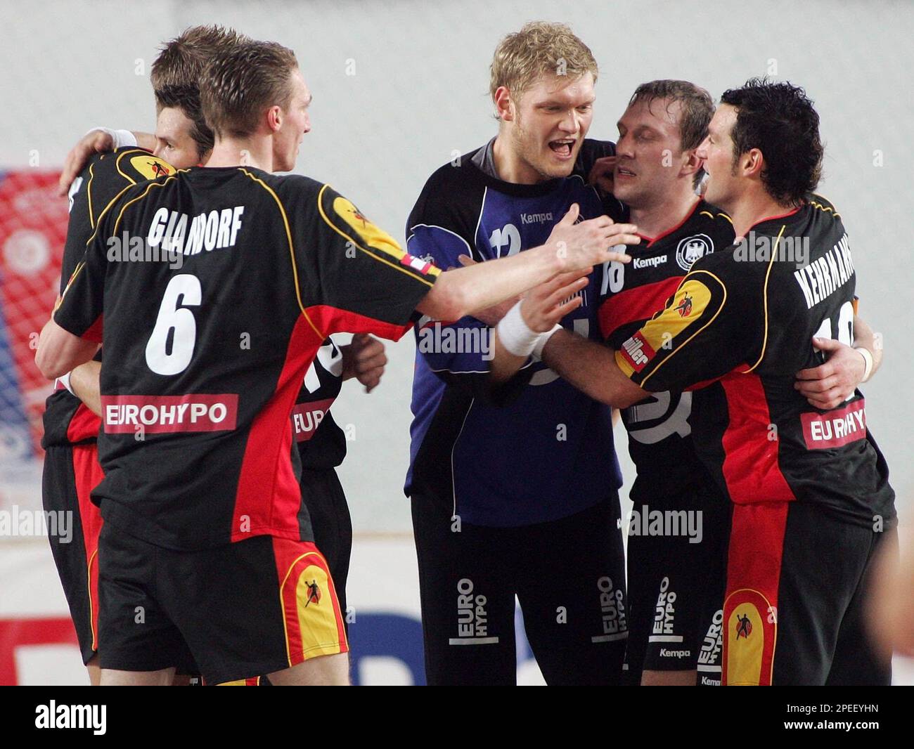 German handball players Holger Glandorf, Oliver Rogisch, Johannes Bitter, Oleg Velyky and Florian Kehrmann, from left to right, celebrate after the first group D match at the 19th World Handball Championship between Germany and Egypt in the Salle Olympique arena in Sousse, Tunisia, on Sunday, Jan. 23. 2005. Germany won the match 28-25. (AP Photo/Christof Stache) Banque D'Images