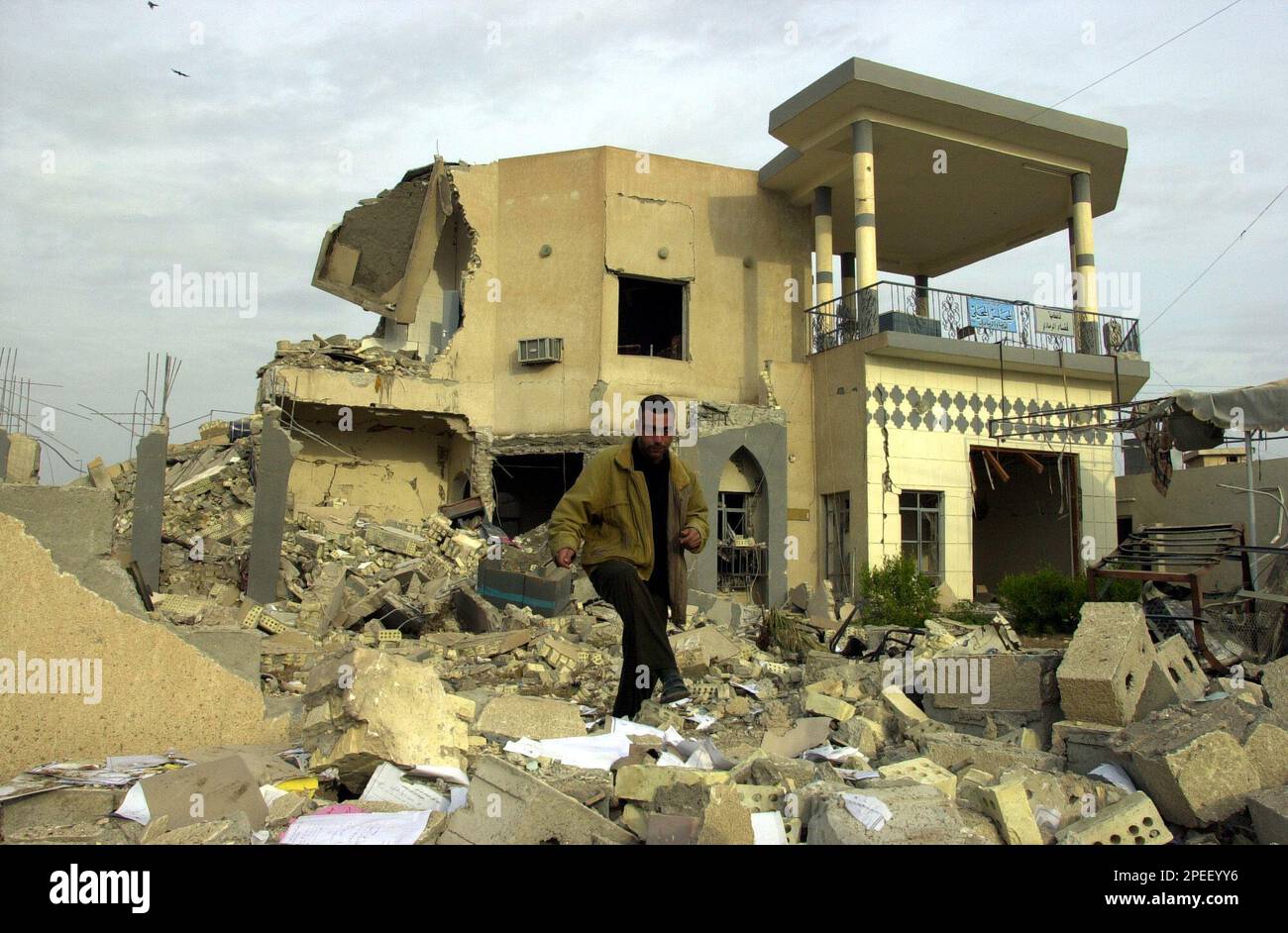 **ADVANCE FOR SUNDAY, JAN. 16** FILE** A man walks through the rubble of a government building in Ramadi, Iraq, in this Dec. 24, 2004 file photo, after it was destroyed by insurgents. (AP Photo/Bilal Hussein, File) Banque D'Images
