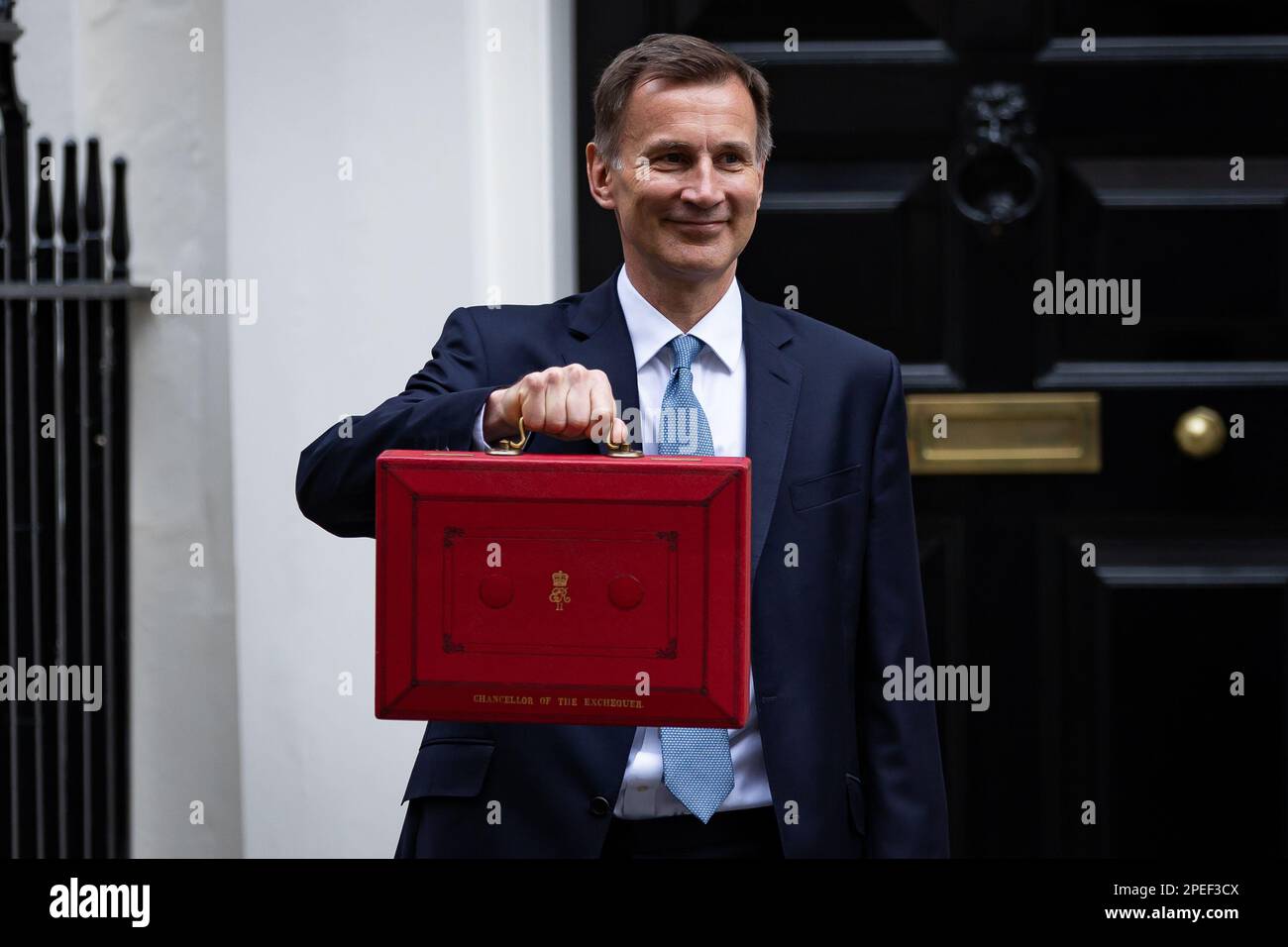 Londres, Royaume-Uni. 15th mars 2023. Le Chancelier de l'Echiquier, Jeremy Hunt, présente la valise rouge du budget aux médias à Downing Street, Londres. Les points saillants du budget de 2023 sont une augmentation de l'allocation libre d'impôt pour les pensions, que le chancelier espère, permettra de réduire le nombre de personnes prenant leur retraite, un ensemble d'aide pour les piscines touchées par l'augmentation des factures d'énergie et des changements à l'aide à la garde d'enfants pour les parents sur le crédit universel. (Photo de Tejas Sandhu/SOPA Images/Sipa USA) Credit: SIPA USA/Alay Live News Banque D'Images