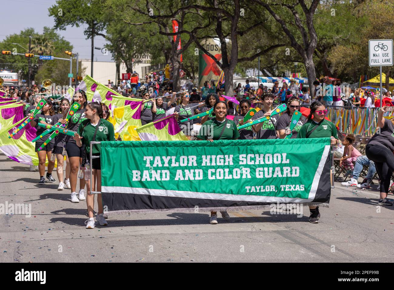 San Antonio, Texas, États-Unis - 8 avril 2022 : la parade de la bataille des fleurs, la bande de l'école secondaire de Taylor et la garde de couleur se présentant au défilé Banque D'Images