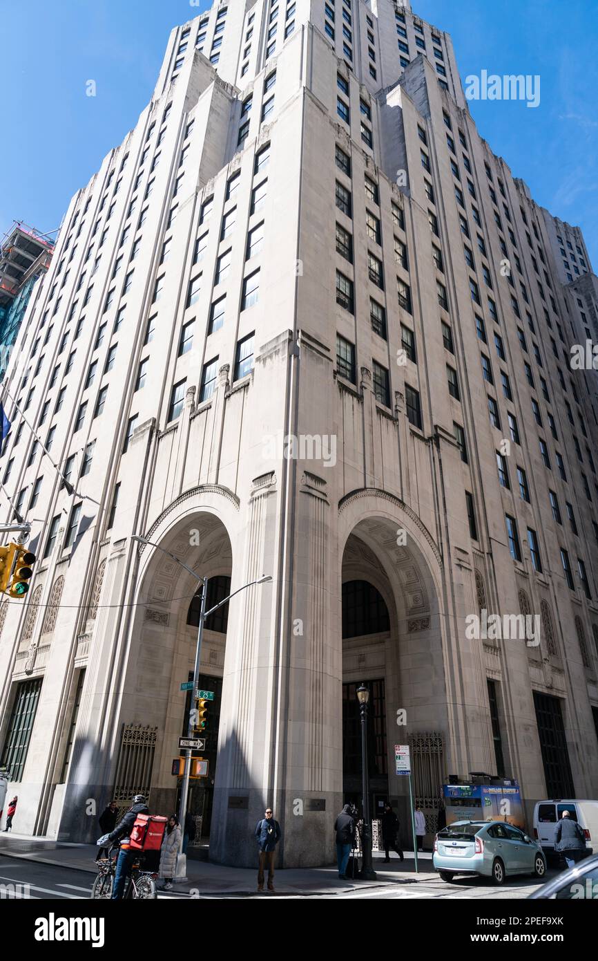 Vue de l'immeuble de bureaux de la banque Credit Suisse sur Madison Avenue à New York sur 15 mars 2023 dont les actions ont plongé à la suite de problèmes dans le secteur bancaire Banque D'Images