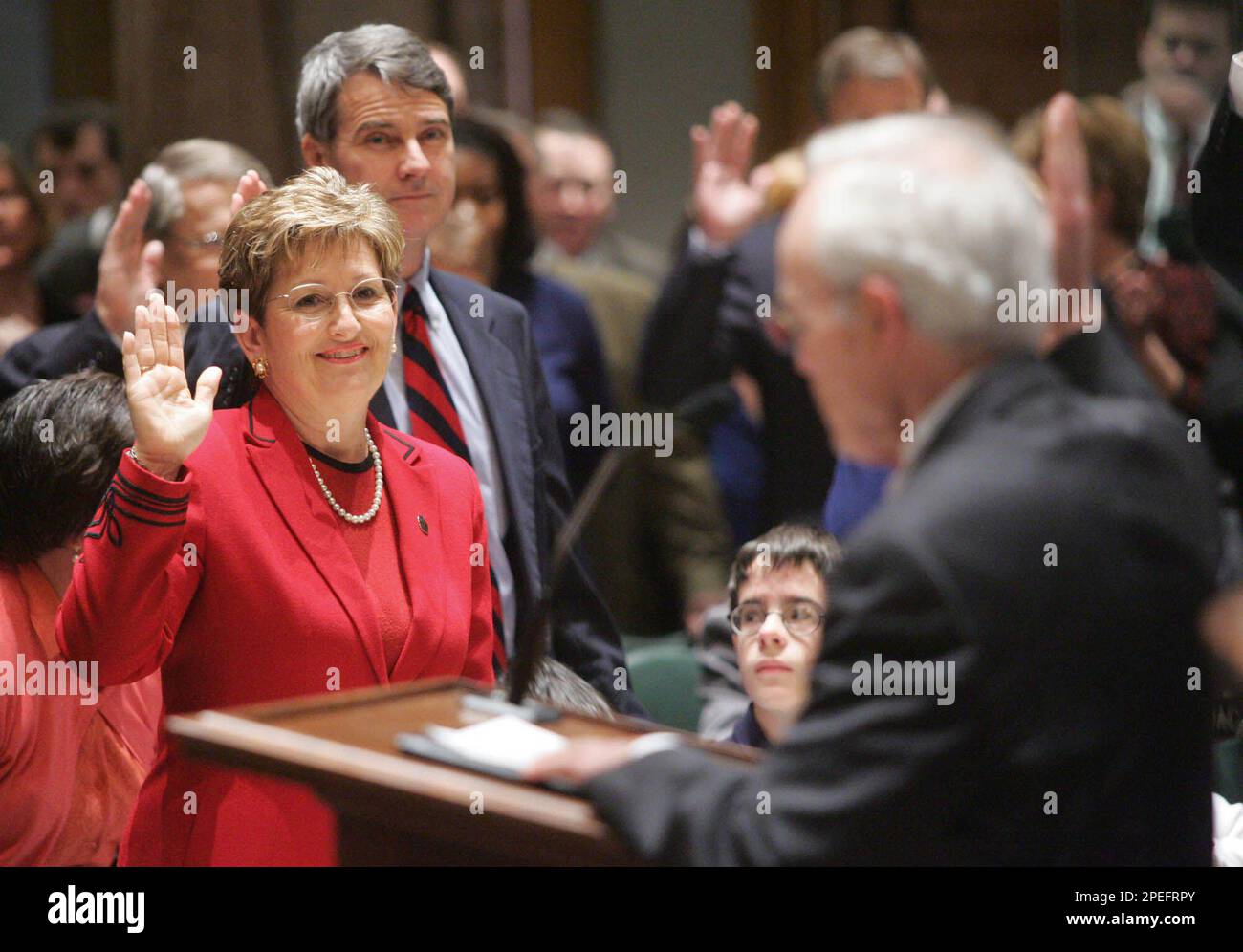 Sen. Diane Black, R-Gallatin, left, and Sen. Roy Herron, D-Dresden, background, and others are sworn in by Tennessee Supreme Court Chief Justice Frank Drowota III during opening day of the legislature in Nashville, Tuesday, Jan. 11, 2005. (AP Photo/John Russell) Banque D'Images