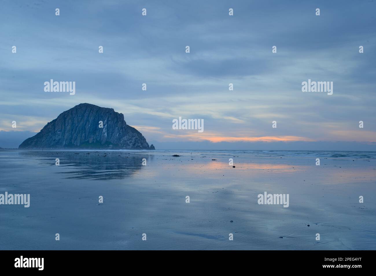 Magnifique paysage marin coloré sur la plage de Moro Bay juste après le coucher du soleil. Beauté et grandeur exceptionnelles de cet emplacement de classe mondiale, Banque D'Images