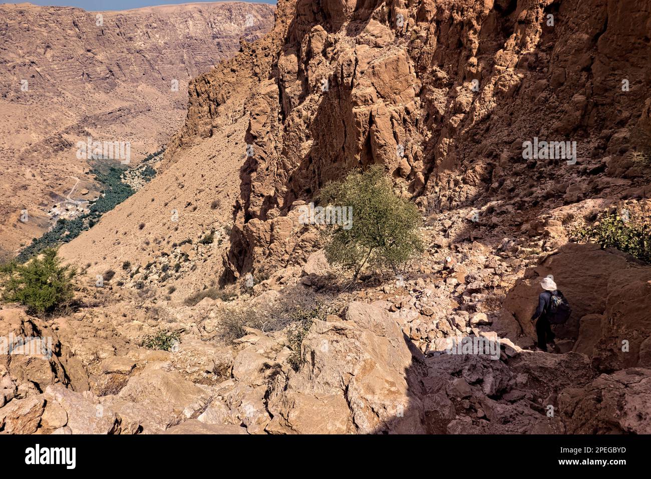 Trekking dans les montagnes de l'est de Hajar, Wadi Tiwi, Oman Banque D'Images