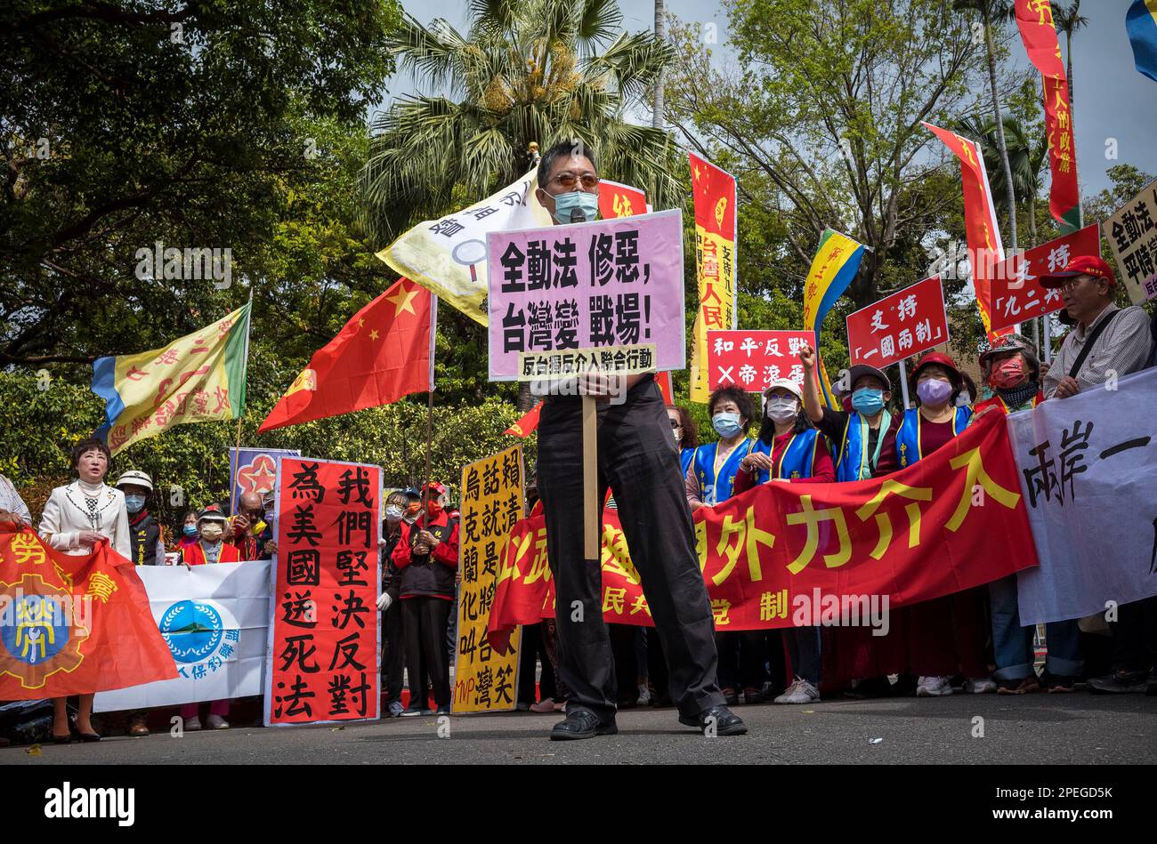 Taipei. 16th mars 2023. Des groupes d'opposition de divers partis politiques et organisations soutenant l'unification de Taïwan avec la République populaire de Chine tiennent une manifestation à l'entrée du Yuan exécutif (Parlement), à Taipei, Taiwan le 16/03/2023 les manifestants appellent à la fin de la coopération avec les États-Unis et à l'arrêt des amendements proposés à la loi sur la préparation à la mobilisation de la Défense nationale, qui selon eux supprimeront la liberté d'expression et limiteront les droits individuels, ainsi que de s'opposer à tout projet de guerre avec la Chine. Par Wiktor Dabkowski crédit: dpa/Alay Live News Banque D'Images