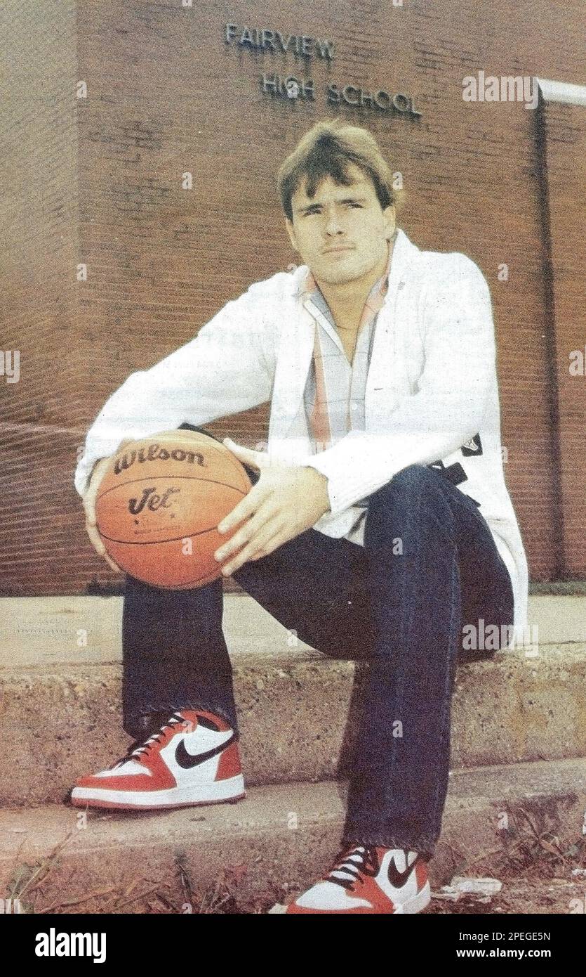 **ADVANCE FOR MONDAY DEC. 20** Former Fairview High School standout Clarence Thompson is shown in this 1986 cover photo on the Ashland Daily Independent's high school basketball preview. Thompson, now 36, calls his recovery a miracle after being struck by a vehicle in Linton, New Jersey in October. (AP Photo/Daily Independent, File) Banque D'Images