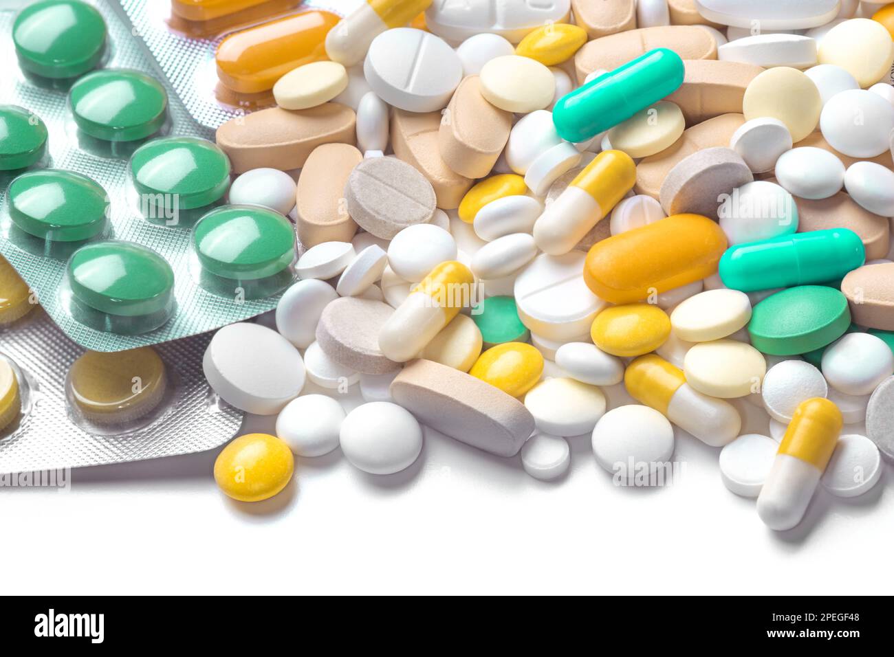 Pilules vertes blanches jaunes déversées provenant du fond ouvert des médicaments d'ordonnance Banque D'Images