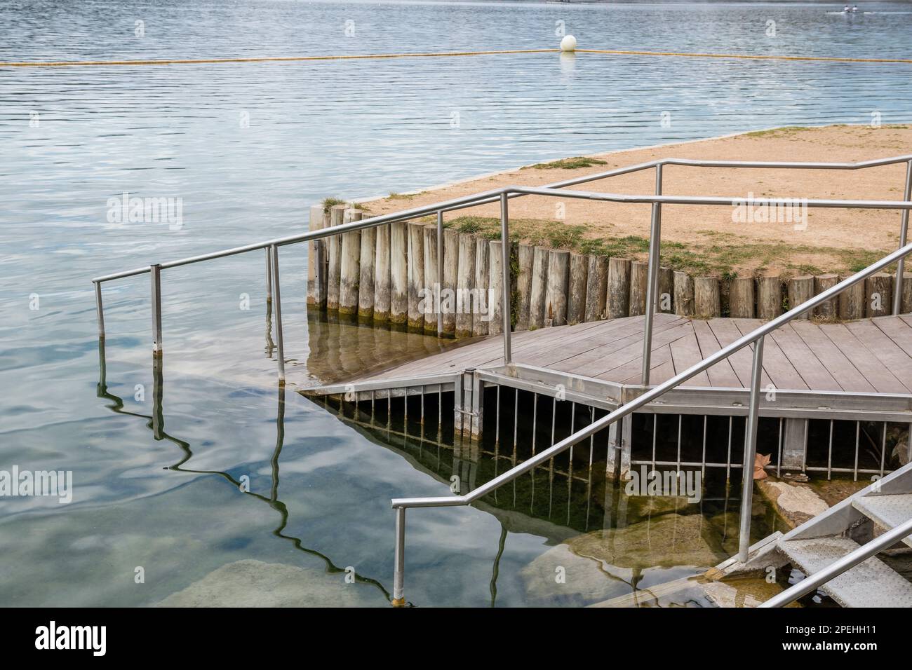 Un fauteuil roulant handicapé est accessible à la zone de baignade du lac Banyoles, Banyoles, Catalogne, Espagne Banque D'Images