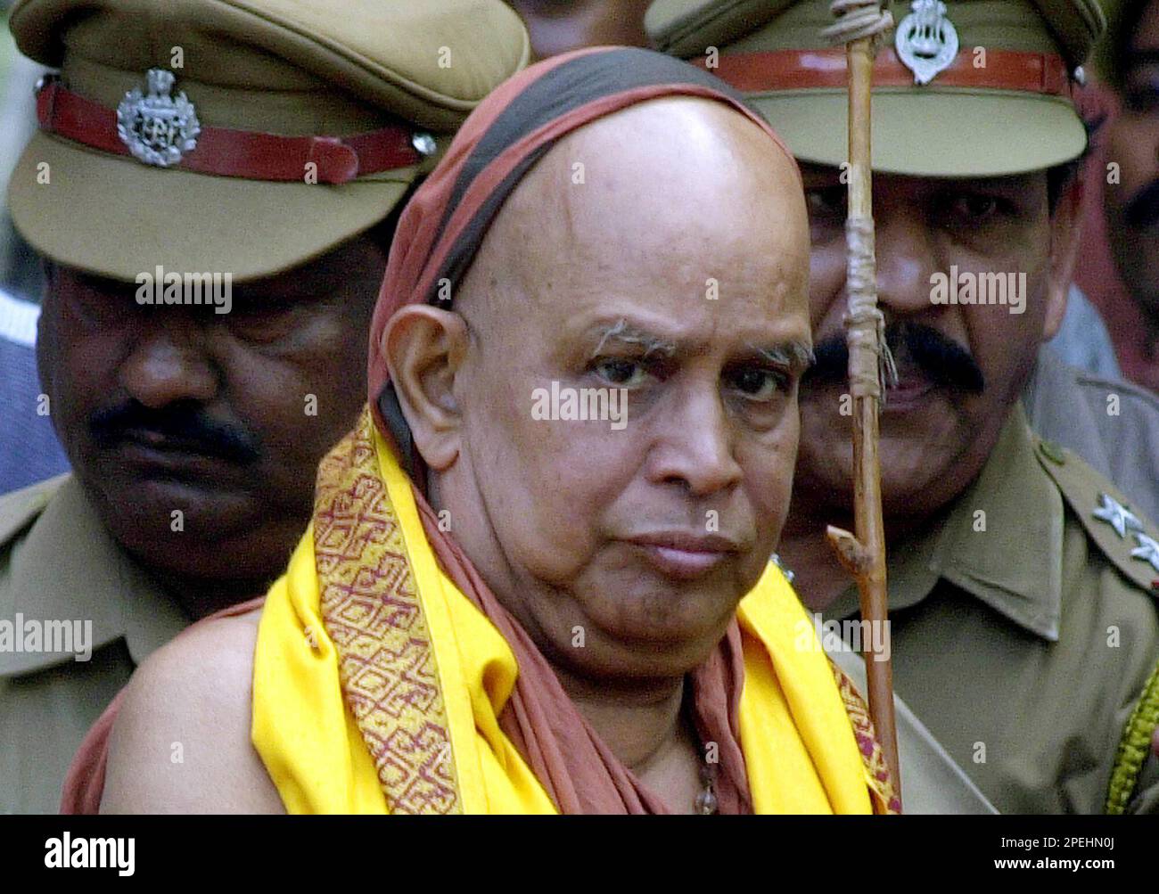 Hindu cleric Jayendra Saraswathi walks out of the Saidapet Judicial Magistrate Court, accompanied by policemen in Madras, India, Friday, Nov. 26, 2004. Saraswathi, the most respected Hindu cleric is in the Vellore Prison after his arrest on Nov. 11 at Hyderabad, on his alleged involvement in the killing of a man who worked for his monastery. (AP Photo/M.Lakshman) Banque D'Images