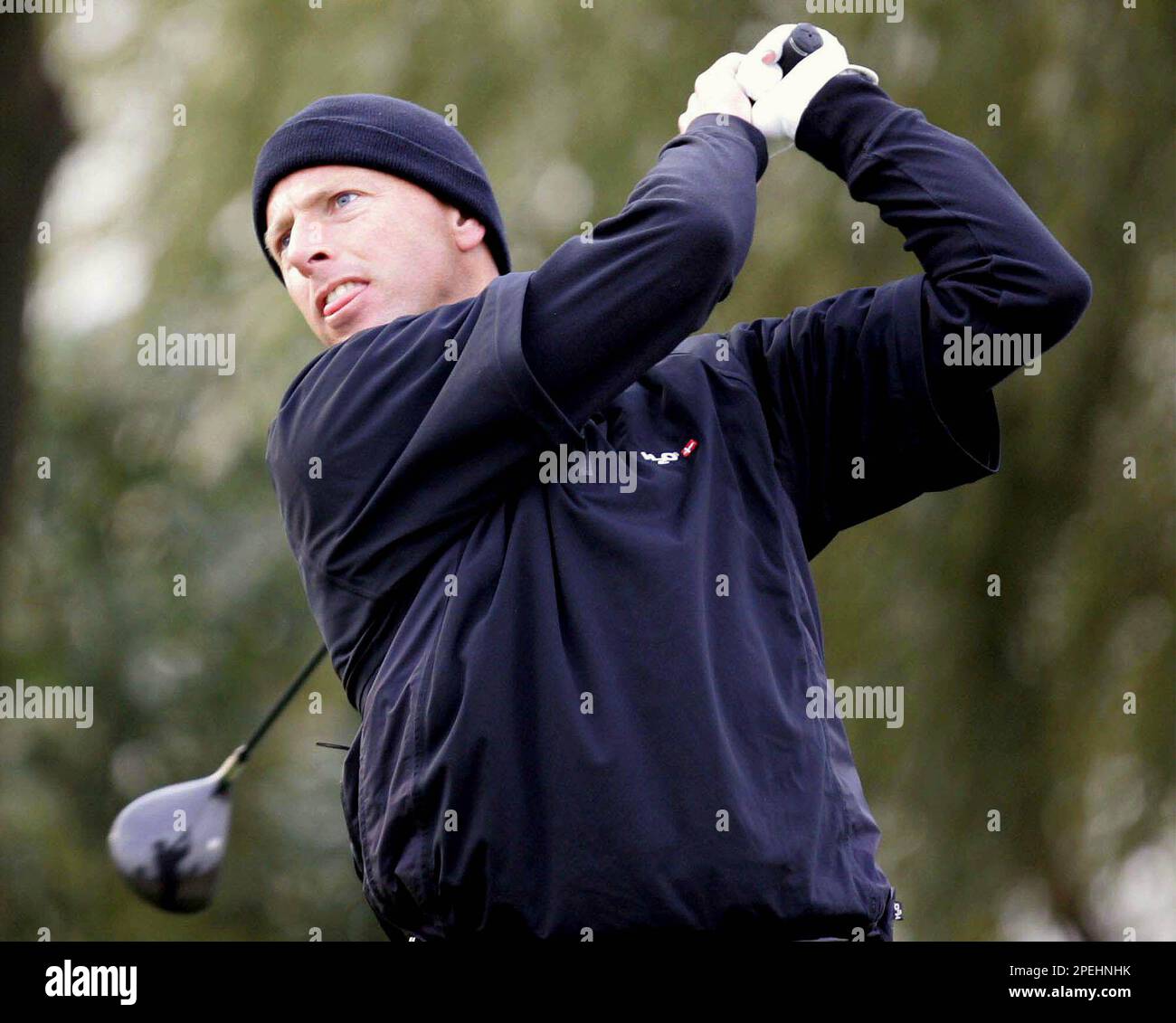 Soren Hansen of Denmark watches his shot at the fourth hole during the second round of the Volvo China Open Friday, Nov. 26, 2004 at the Silport Golf Club in Shanghai, China. This year's prize money is double that of the 2003 Open, needed to draw top European talent but also a sign of the rise of high-profile sporting events in China. Mainland China this year will host four European Tour events, the same number as the sport's home of Scotland. (AP Photo/Eugene Hoshiko) Banque D'Images