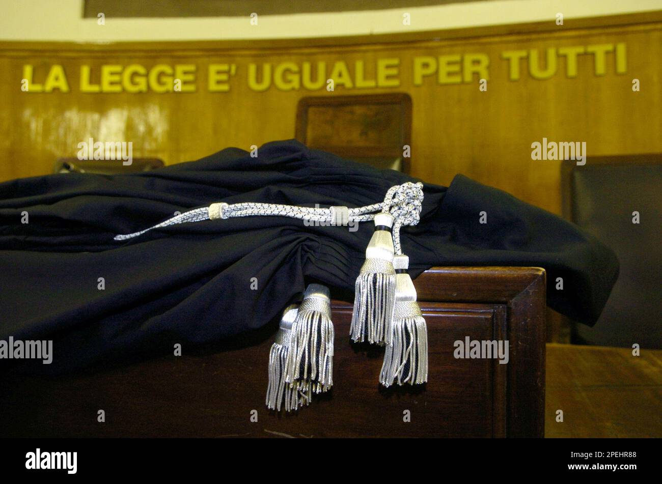 A robe is laid on the judges desk during a national strike of Italian judges and prosecutors against a justice reform that they contend will curb their indipendence, at the Milan court, Wednesday, Nov. 24, 2004. The strike is the third staged by magistrates against a reform proposed by Italian Premier Silvio Berlusconi's center-right government. The government claims the change will make Italy's notoriously slow justice system more efficient. (AP Photo/Giuseppe Aresu) Banque D'Images