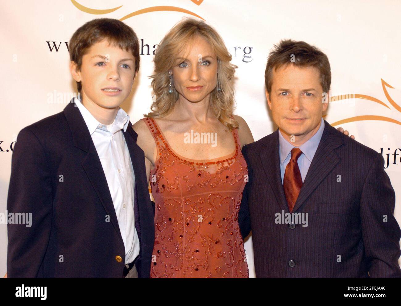 Actor Michael J. Fox, right, with son Sam,15, and wife Tracy Pollan arrive for "A Funny Thing Happened on the Way to Cure Parkinson's...." a benefit evening for the Michael J. Fox Foundation for Parkinson's Research at the Waldorf Astoria in New York. (AP Photo/Gina Gayle) Banque D'Images