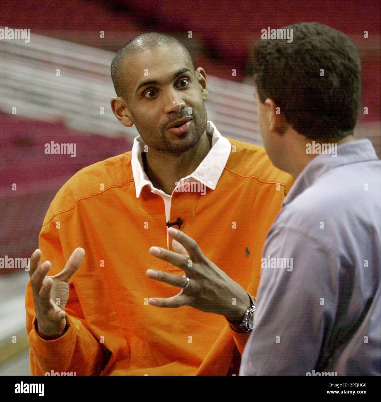 Orlando Magic's Grant Hill, left, is interviewed by Magic broadcaster Scott Anez after practice in Orlando, Fla. Monday, Nov. 8, 2004. Following four seasons trapped in a vicious circle of surgeries and abortive comebacks, Hill believes this is the year he returns to the NBA for good.(AP Photo/Peter Cosgrove) Banque D'Images